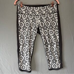 Lululemon Womens Grey Floral Crops Size 10 Yoga Workout Gym Fitness Athleisure